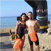 Profesor de natación imparte clases de natación a todas las edades y niveles